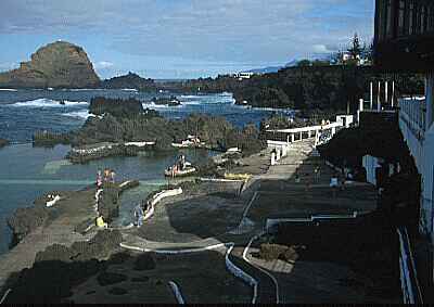 Rock-enclosed swimming pool